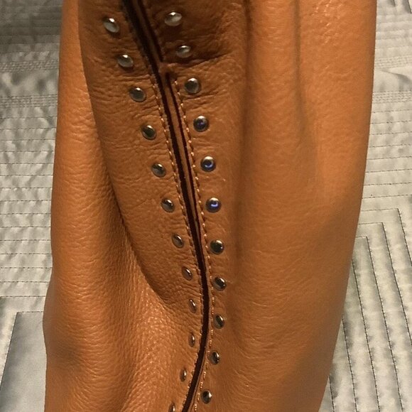 Michael Kors Astor Studded X-Large Ring Tote โ Tan Leather | Edgy & Iconic ๐คโจ - Picture 4 of 15